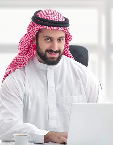 رجل عربي يستخدم اللابتوب